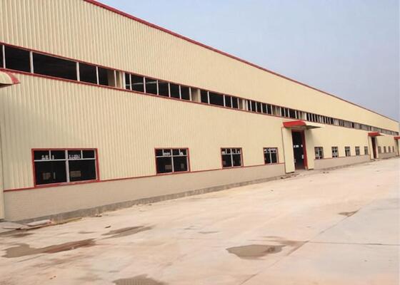 qualité Facile à assembler Grande portée Faible coût Haute qualité Espace sismique Entrepôt de structure en acier préfabriqué sur mesure usine